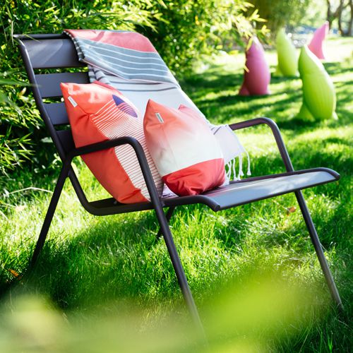 Sillon de jardin Monceau by Fermob en color Morado Ciruela al exterior