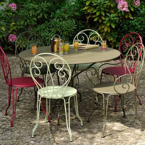 Terraza o patio al exterior con una mesa y sillas Montmartre forjadas de diseño clasico frances