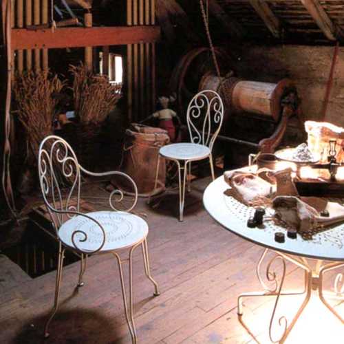Sillas y mesa Montmartre para jardin pero en un atico o cabaña de madera