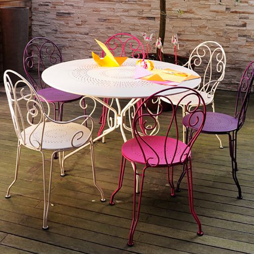 Juego de mesa y sillas de jardin Montmartre de colores con un diseño retro europeo