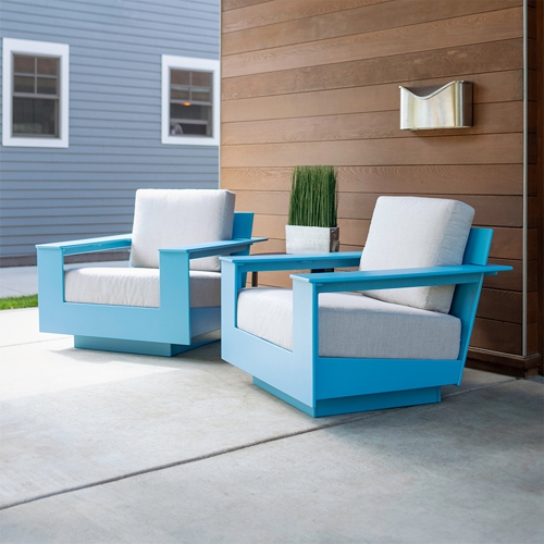 Dos sillones Nisswa de plastico reciclado azul cielo by Loll Designs