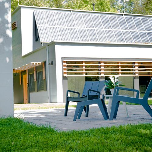 Terraza con muebles de alto diseño de la colección Nueve de Loll Designs hechos con plastico reciclado de botes de leche