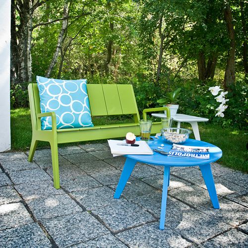 Muebles de terraza o de alberca de plastico reciclado modelo Nueve del despacho Studio Murmur para Loll Deisgns en colores vivos verde y azul