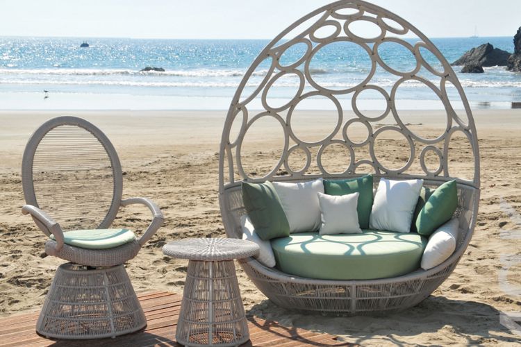 Sillon novedoso modleo Nuk para exterior en una playa