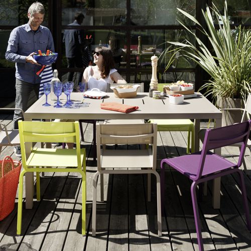 Mesa y Sillas Oleron de Fermob de colores ideales para una terraza o el jardin