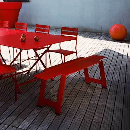 Banca Origami en una mesa de comedor en una terraza al exterior hecha en Francia