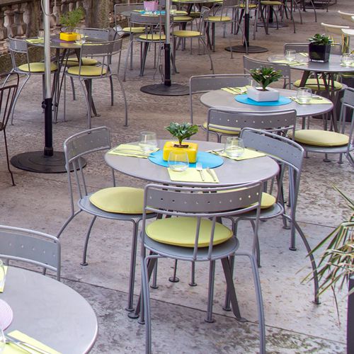 Sillas modelo Palais Royale en un restaurante de Paris fabricadas por Fermob