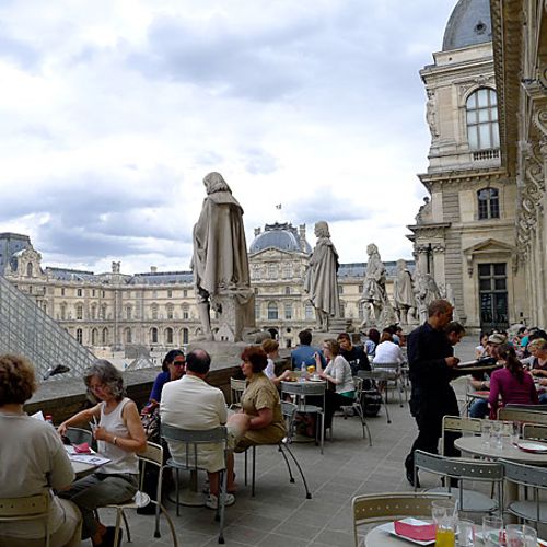 Terraza del café del museo Louvre en Paris con sillas Palais Royale de Fermob