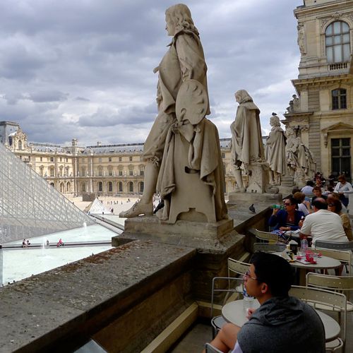 Vista de la Piramide el Louvre y las sillas Palais Royale de Wilmotte y Fermob