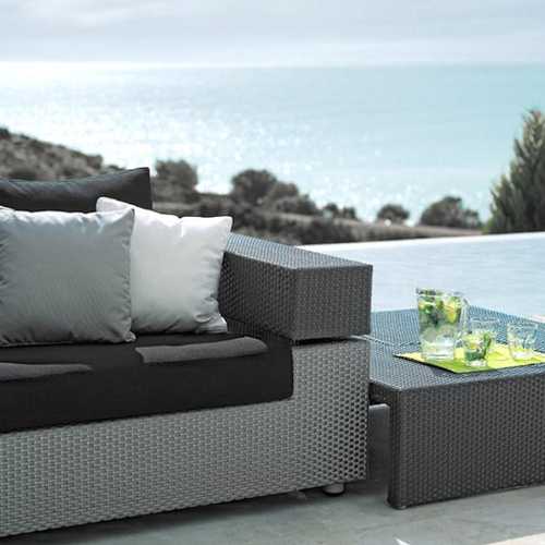 Detalle del sofa o loveseat Palmira para exterior en una terraza frente al mara y a una alberca