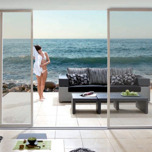 Terraza frente al mar con muebles de exterior modelo Palmira de alto diseño y calidad en tonos grises plata y negro