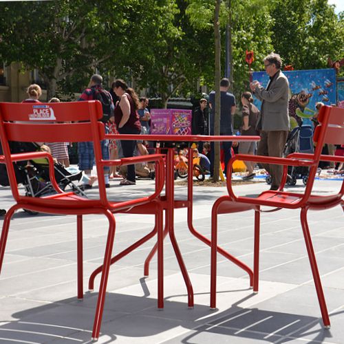 Mesa Petale de color rojo de Fermob en la Place de la Republique en Paris