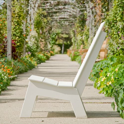 Perfil de una banca de jardin modelo Picket de Loll Designs con lineas claras para uso intensivo o rudo y diseño moderno minimalista