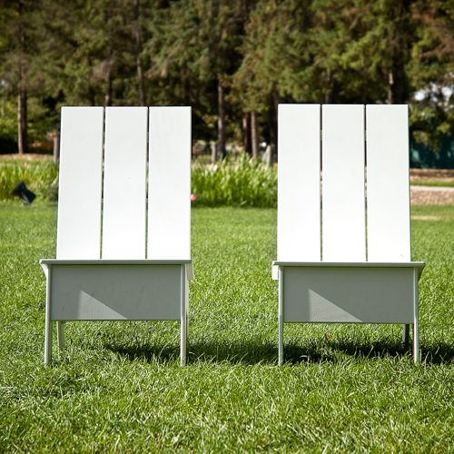 Dos sillas o sillon bajo modelo Picket en un jardin al exterior resisten el intemperie y sin mantenimiento hechos por Loll Designs