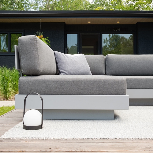 Detalle lateral de la sala Platform One de Loll Designs