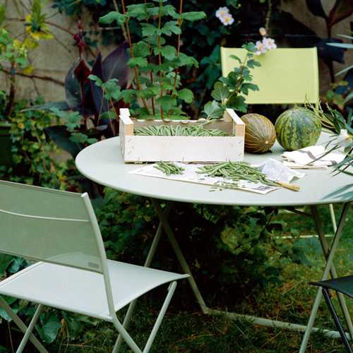 Silla y mesa de jardin Plein Air by Fermob en colores claros