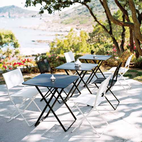 Muebles de exterior en una terraza de un restaurante modelo Plein Air