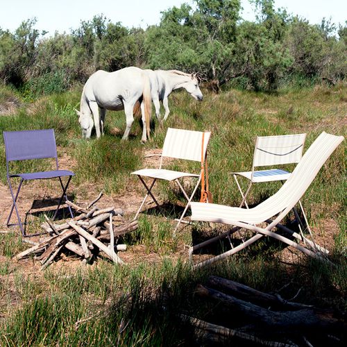 Sillas y silla playera o Chilienne Plein Air de Fermob en un jardin con caballos