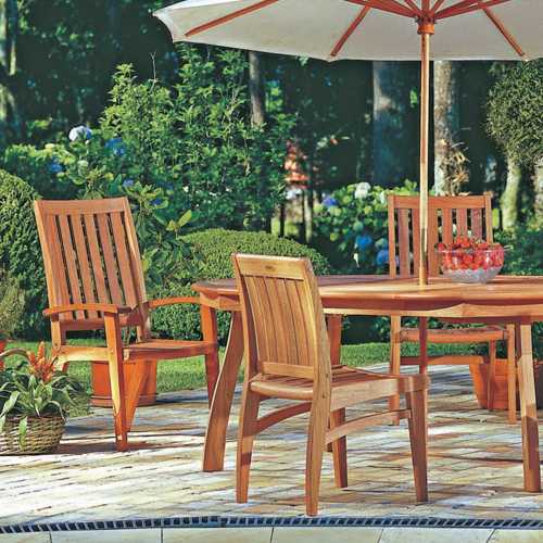 Comedor de jardin con sombrilla modelo Plus de Tramontina fabricado en Brasil de madera de Jatoba tropical