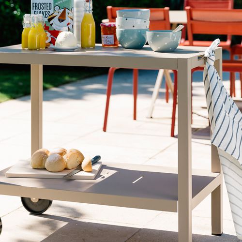 Mesita de apoyo o carrito con ruedas modelo Quiberon de Fermob para terraza