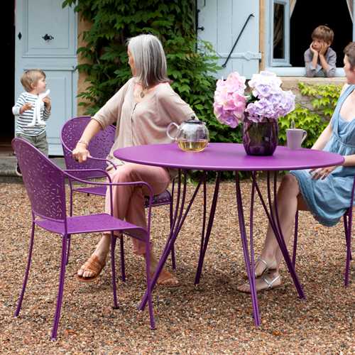 Comedor de terraza modelo Randez Vous de Fermob en color morado en un jardin