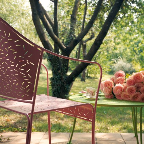 Acercamiento de la silla Rendez Vous en un jardin al exterior