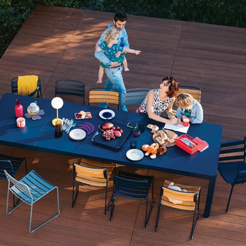 Mesa Ribambelle en color Azul Profundo en una terraza francesa