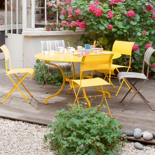 Mesa redonda de jardin modelo Romane para 4 o 6 personas de color amarillo