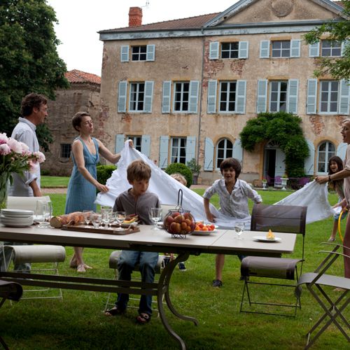 Muebles de exterior en un jardin con una mesa rectangular con extensión modelo Romane