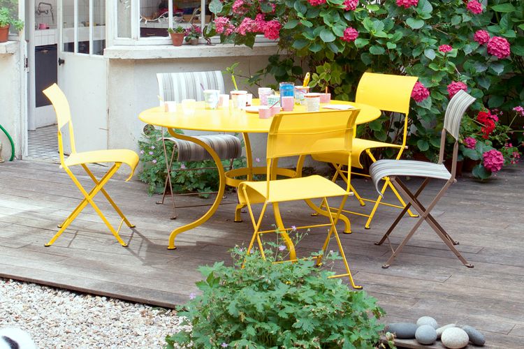 Mesas Romane de Fermob para jardin o terraza de colores
