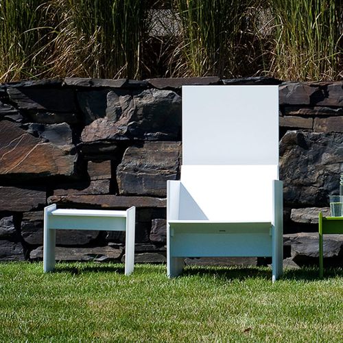 Muebles de exterior en un jardin de la línea Salmela diseño de David Salmela fabricados por Loll Designs de polietileno de alta densidad reciclado