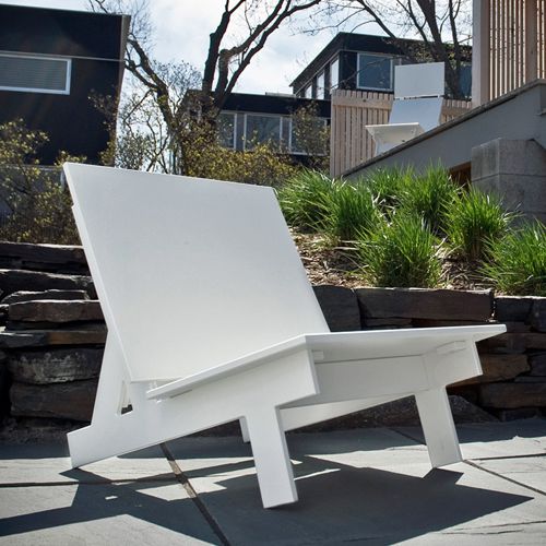 Sillon Taavi de plastico 100% reciclado de botes de leche para exterior en una terraza o balcon al intemperie resistente y de alto diseño