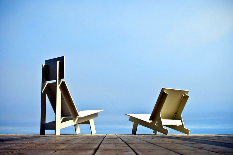 Muebles modernos minimalistas Salmela diseño de David Salmela para Loll Designs frente al mar
