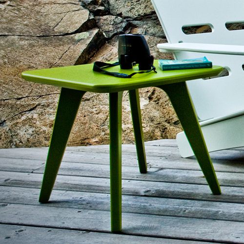 Mesita Satellite cuadrada en color verde de Loll Designs en un deck o terraza ideal como mesita de apoyo o mesa lateral