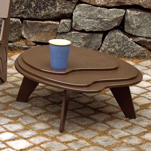 Mesa Topo de Loll Designs es una mesa de apoyo con forma de curvas de nivel en color café para exterior, terraza o alberca