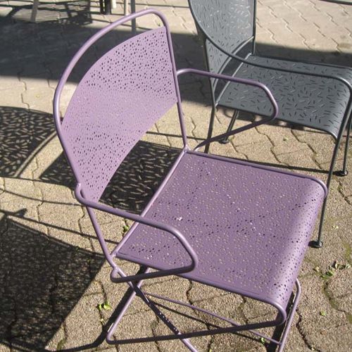 Detalle de la silla Seville ideal para hoteles en varios colores en una terraza al exterior