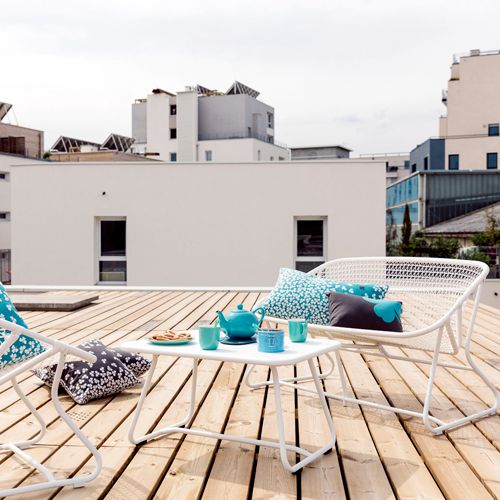Sala de exterior modelo Sixties de aluminio y tejido sintético en colores blancos en una azotea o roof garden