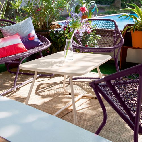 Mesa central de la sala Sixties en una terraza o jardin en colores blanco y morado by Fermob