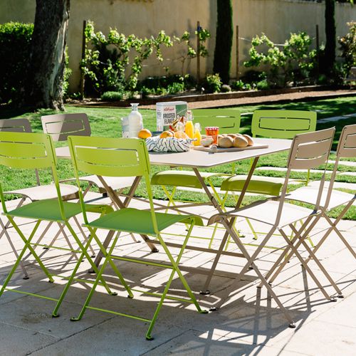 Comedor de exterior en colores verde verbena y nuez con sillas Slim de Fermob