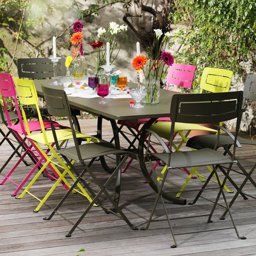 Ejemplo de un comedor al intemperie en una terraza con sillas Slim de varios colores