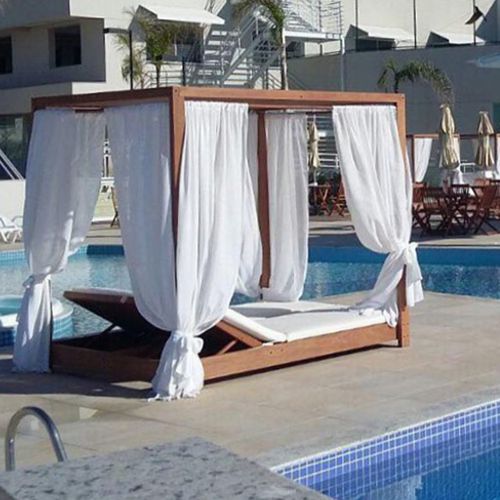 Sillas y mesa con extensión de madera teca o eucalipto modelo Sol de Butzke en una terraza frente al mar