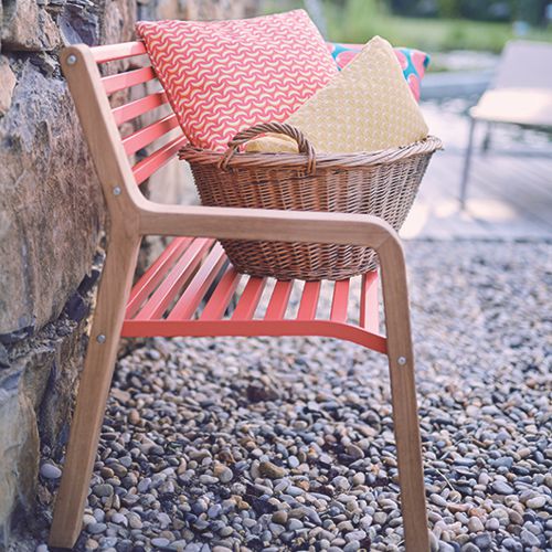 Banca de jardin modelo Somerset de Fermob con patas de Teka y cuerpo de Aluminio tubular disponible en 24 colores