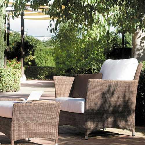 Sillones Sudan de wicker al exterior con descansa pies y cojines de Tela Sunbrella