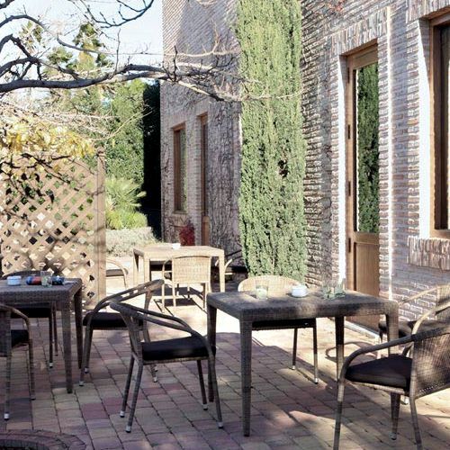 Mesa y sillas Sudan de jardin en una terraza al intemperie con armazon de aluminio y tejido sintetico o polirattan Viro