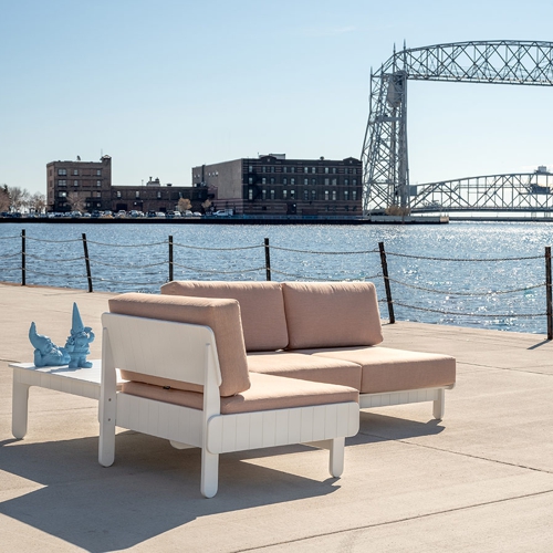 Sala roja de plastico para exterior en una terraza modelo Sunnyside