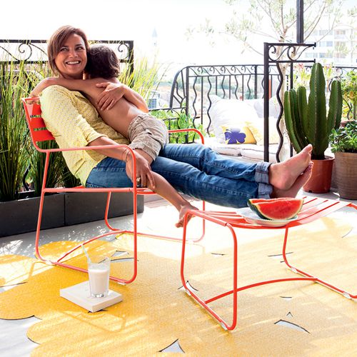 Sillon y taburete Surprising para terraza en color rojo de metal