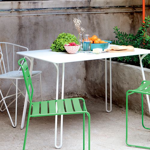 Juego de muebles de jardin modelo Surprising by Fermob en una terraza o patio