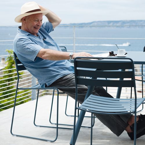 Comedor de exterior en una terraza frente al mar de la colección o linea Surprising