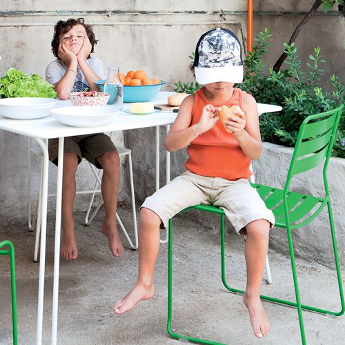 Niños comiendo en un comedor de terraza modelo Surprising en tonos verdes y blancos