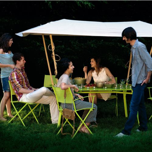 Mesa Tablabri en un jardin con su techo de malla extendido y abeirto de color verde verbena